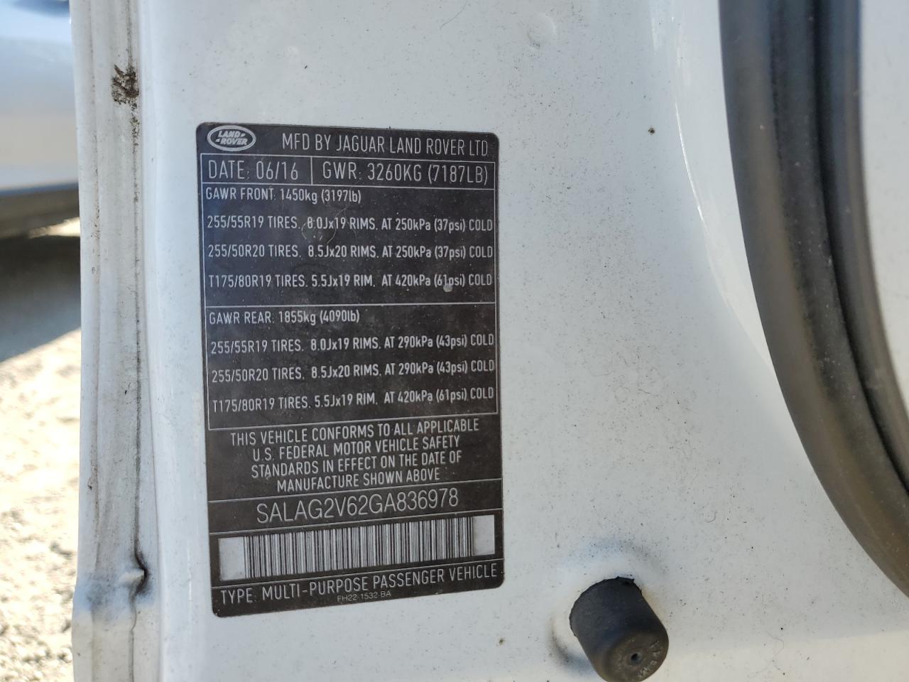 2016 Land Rover LR4 - Image 13