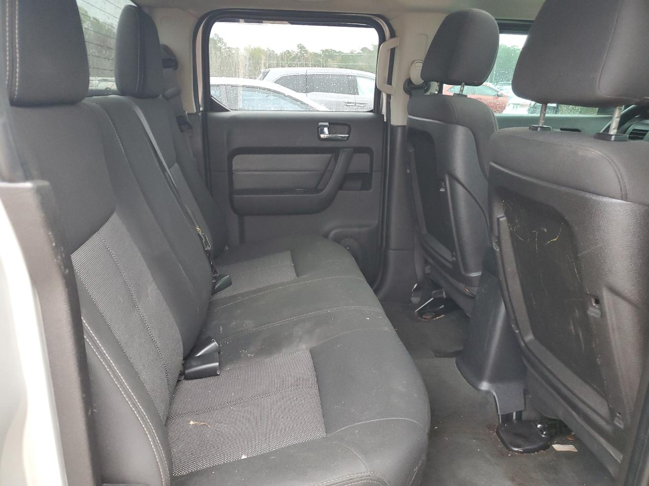 2010 Hummer H3 - Image 10