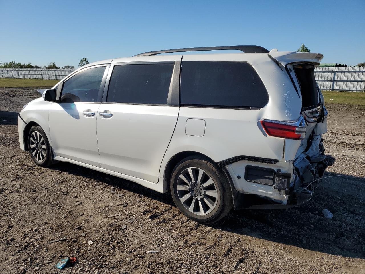 2018 Toyota Sienna - Image 2
