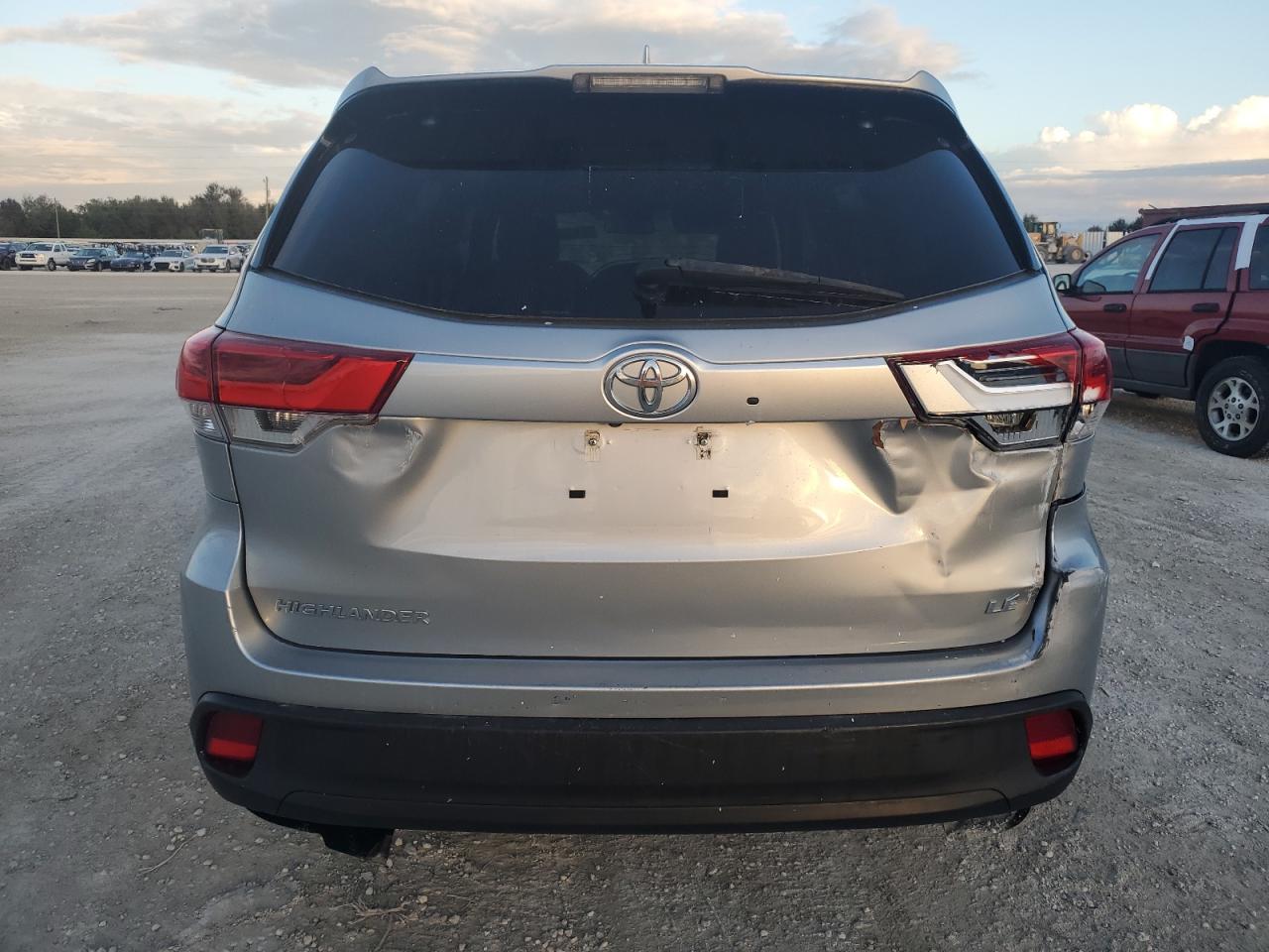 5TDZZRFH4HS194166 2017 Toyota Highlander Le