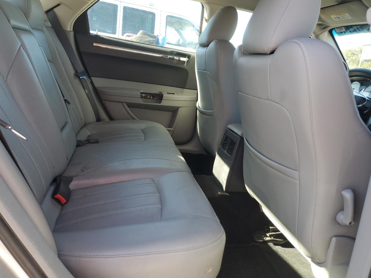 2007 Chrysler 300 - Image 10