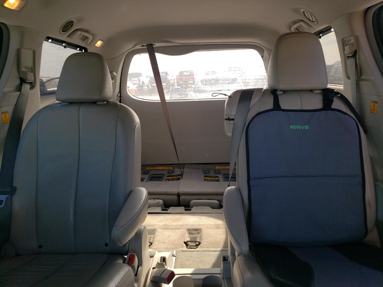 2013 Toyota Sienna - Image 10