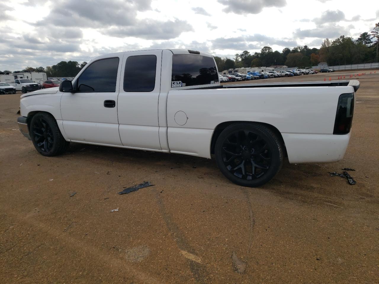 2005 Chevrolet Silverado - Image 2
