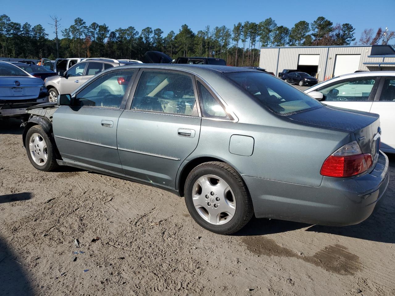 2004 Toyota Avalon - Image 2
