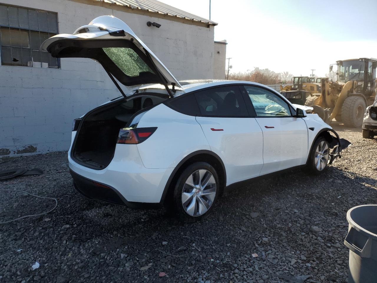 VIN 7SAYGDEE2PA095375 2023 TESLA MODEL Y no.3