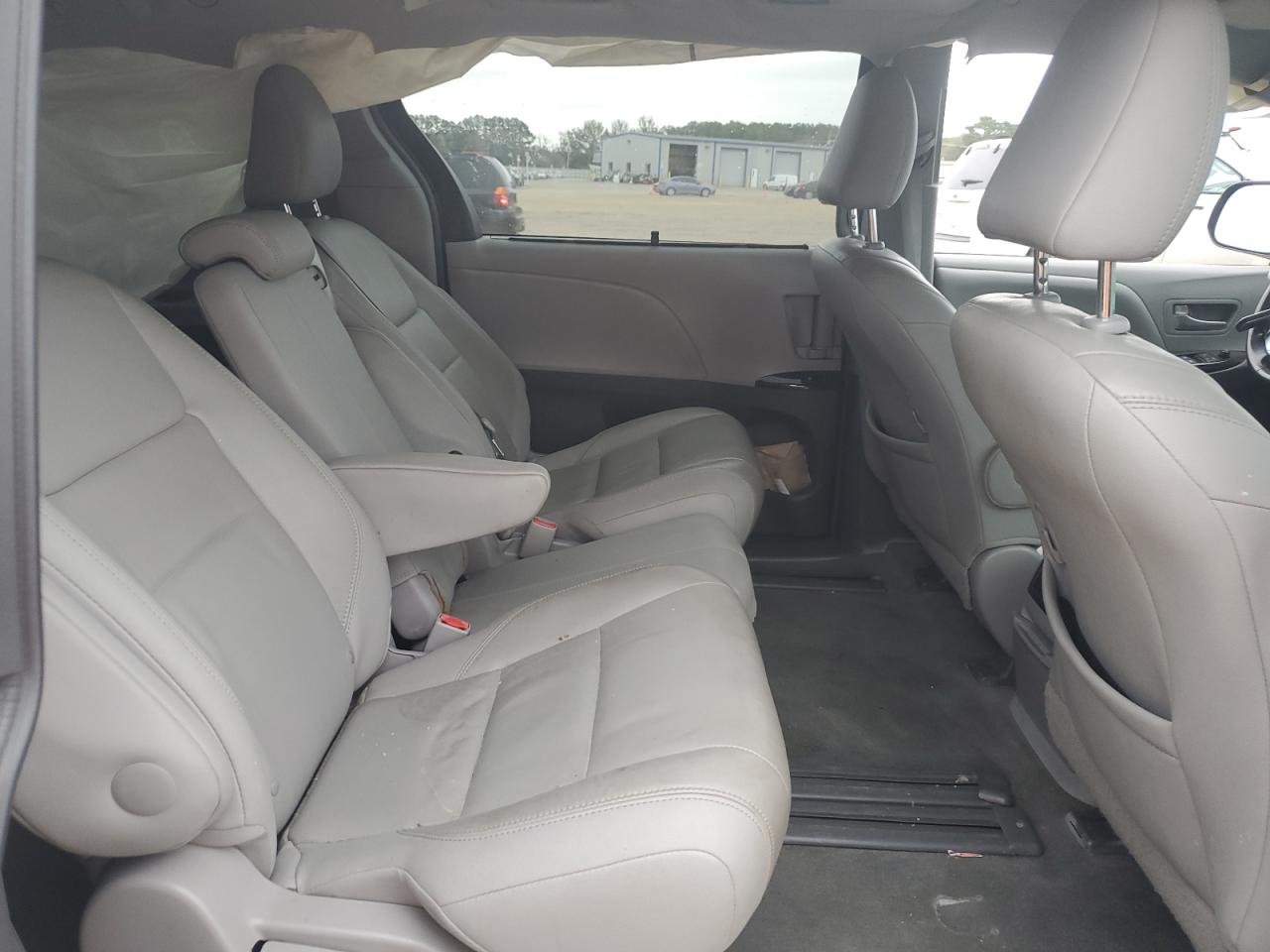 2015 Toyota Sienna - Image 11