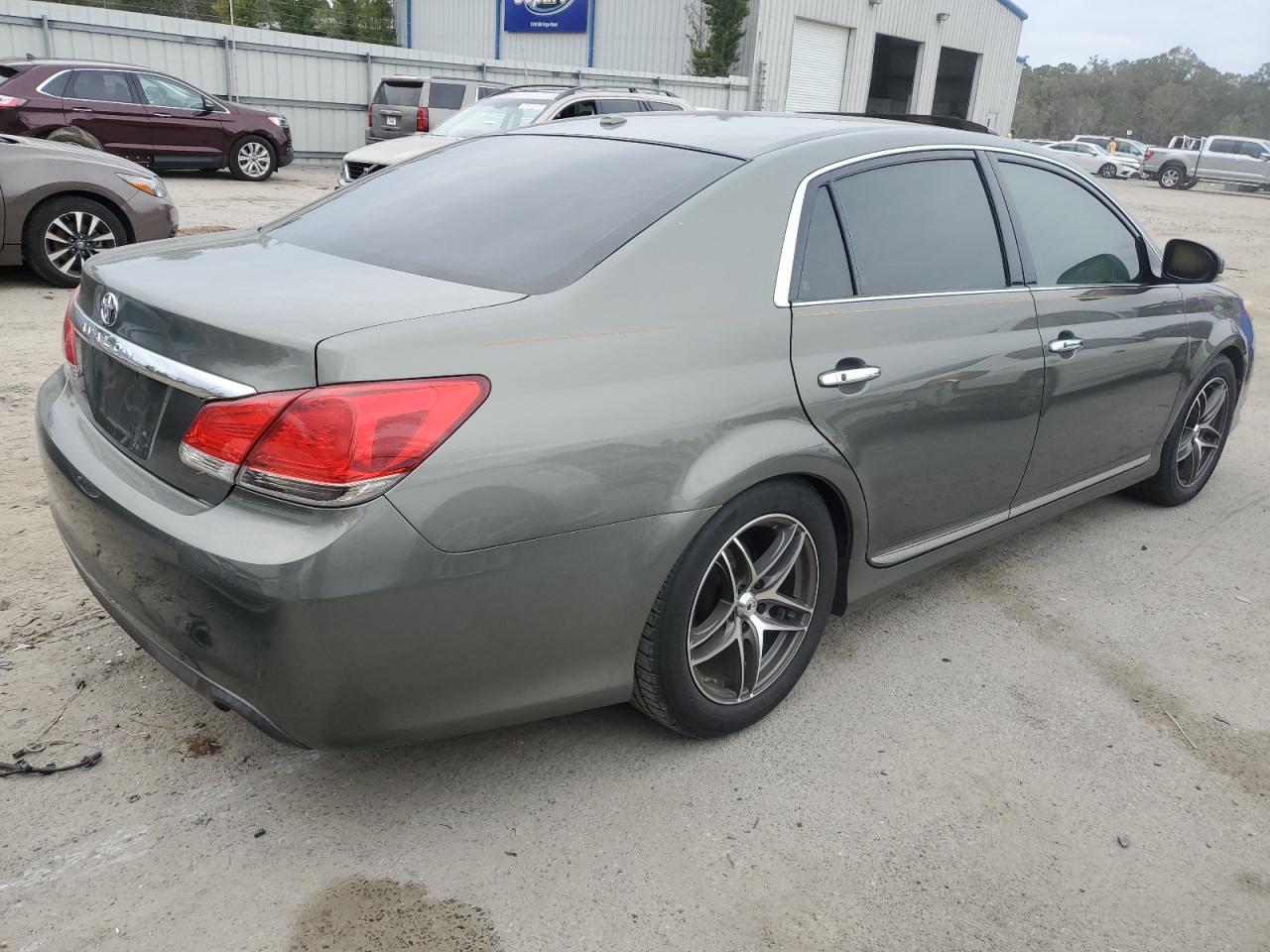 2012 Toyota Avalon - Image 3