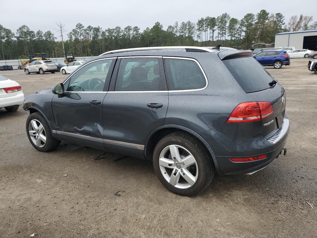 2014 Volkswagen Touareg - Image 2