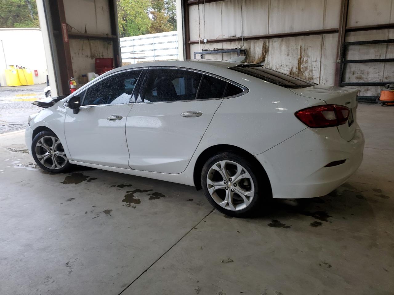 2018 Chevrolet Cruze - Image 2