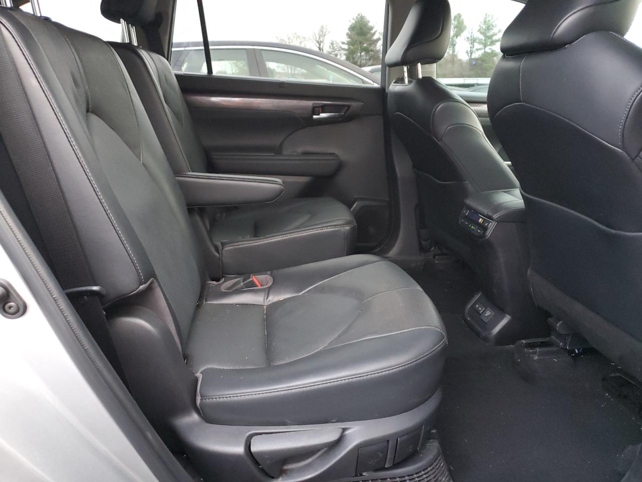 2022 Toyota Highlander - Image 11