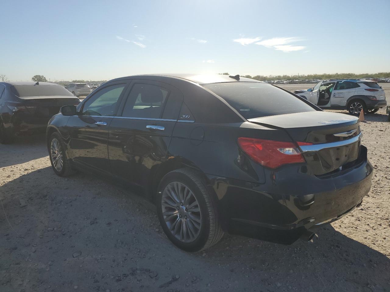 2013 Chrysler 200 - Image 2