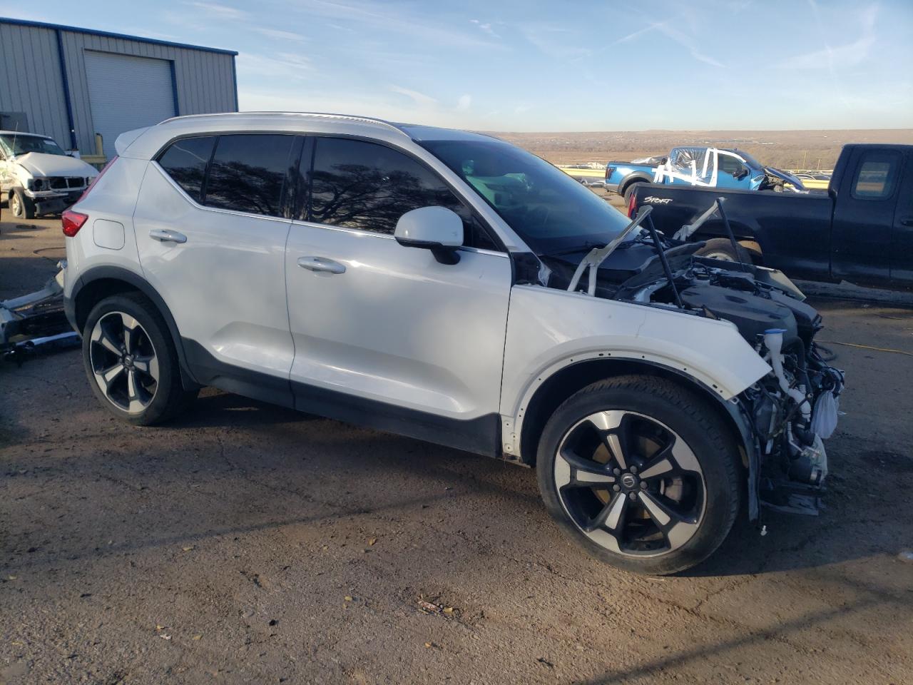 VIN YV4162UL5K2137135 2019 VOLVO XC40 no.4