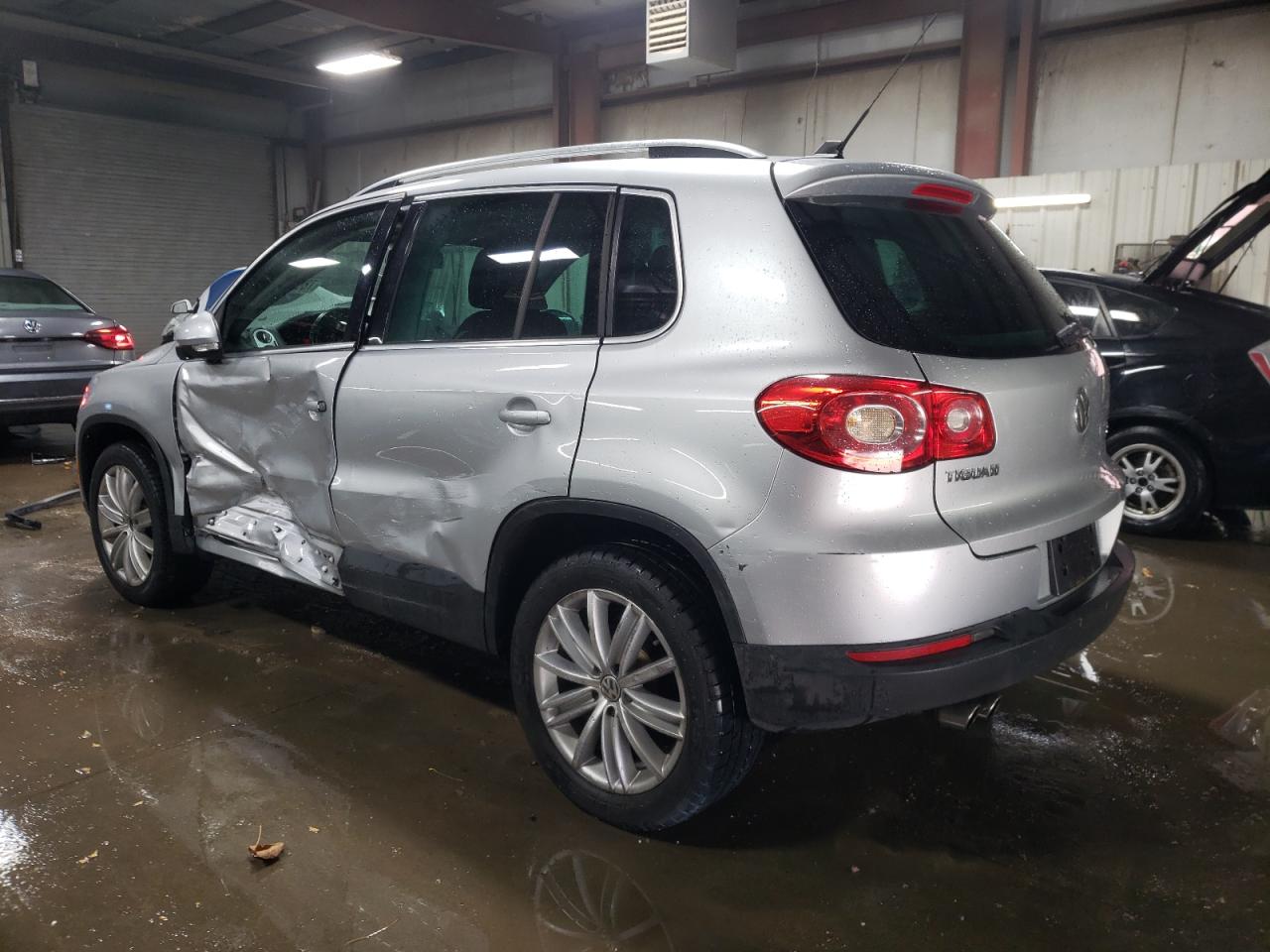 2009 Volkswagen Tiguan - Image 2