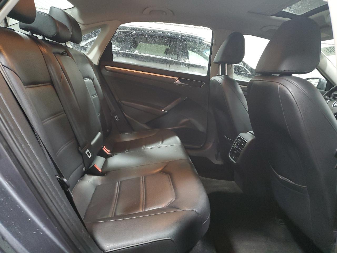2017 Volkswagen Passat - Image 10
