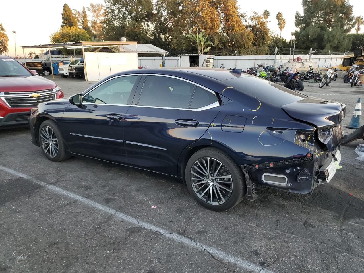 2022 Lexus ES - Image 2