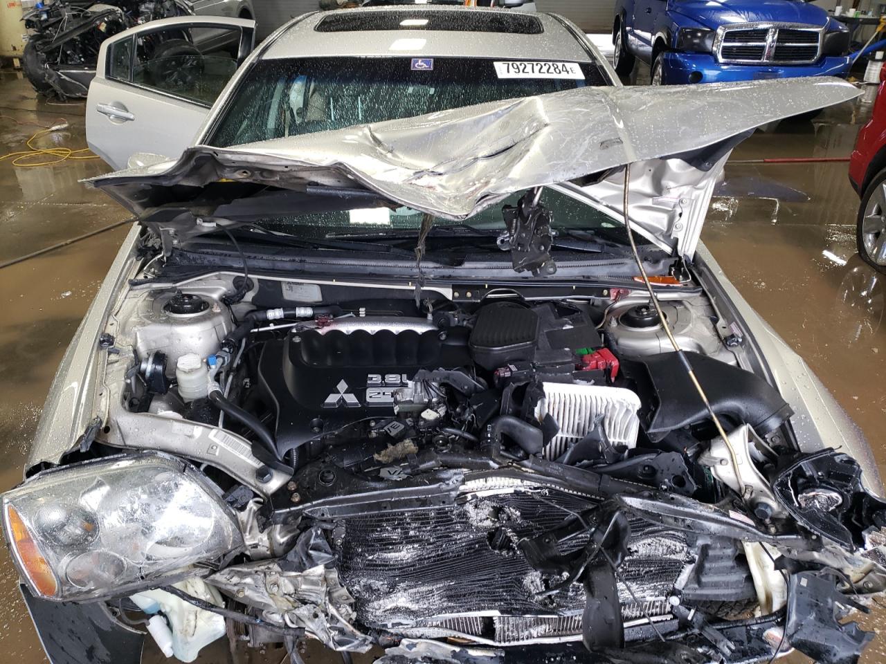 2005 Mitsubishi Galant - Image 11