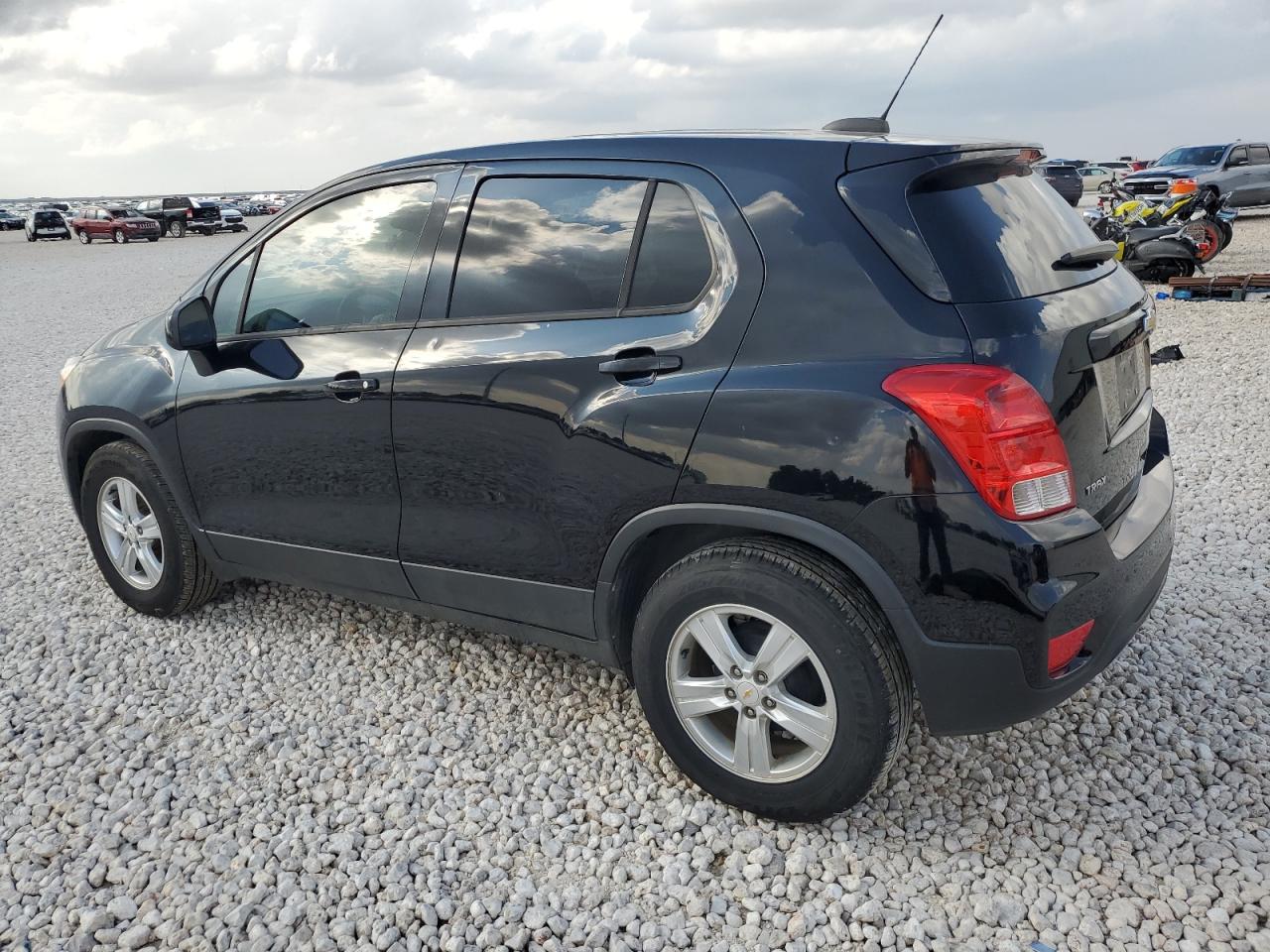 VIN KL7CJKSB6LB063906 2020 CHEVROLET TRAX no.2