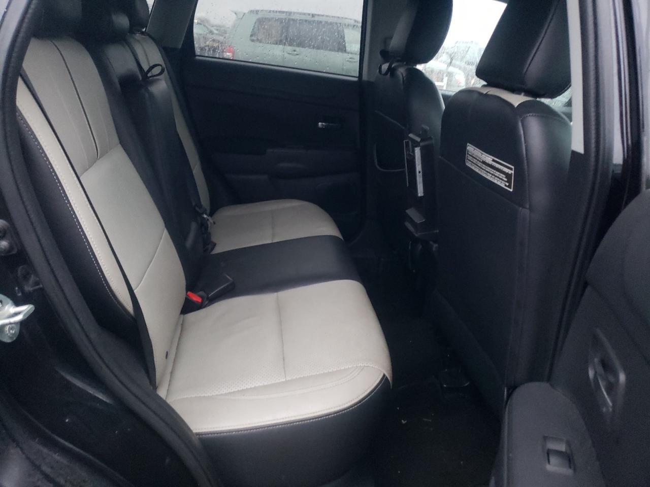 2013 Mitsubishi Outlander - Image 10