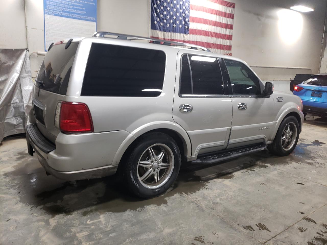 2003 Lincoln Navigator - Image 3