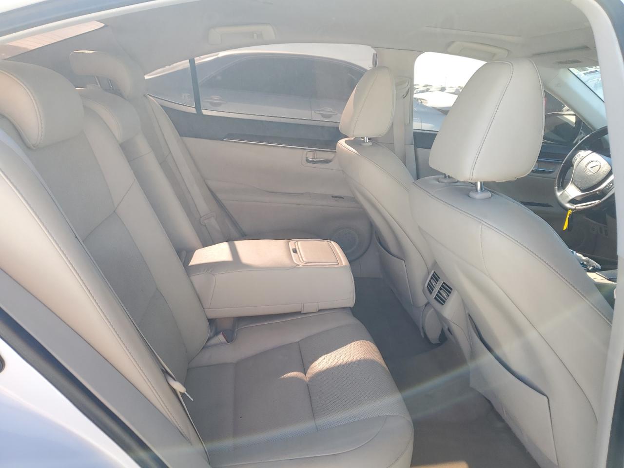 2014 Lexus ES - Image 10