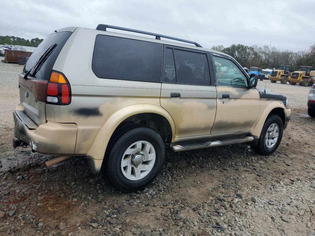 2002 Mitsubishi Montero - Image 3