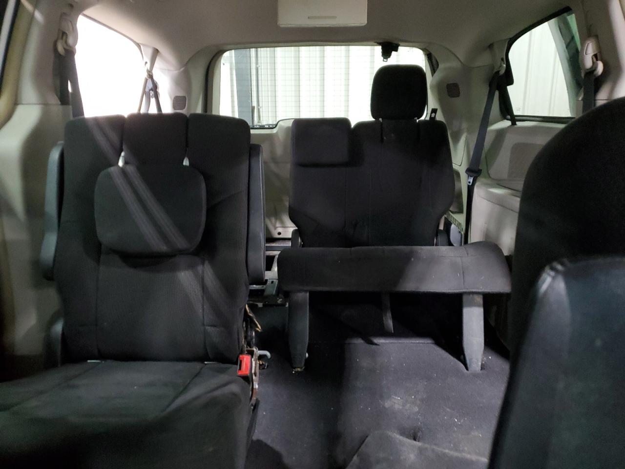 2011 Chrysler Town & Country - Image 10