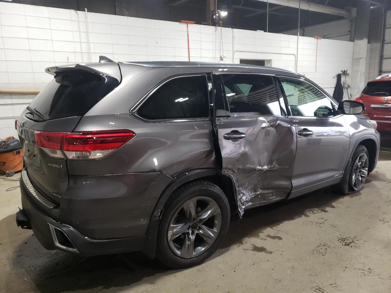 2017 Toyota Highlander - Image 3