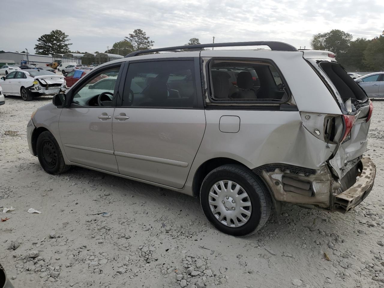 2009 Toyota Sienna - Image 2