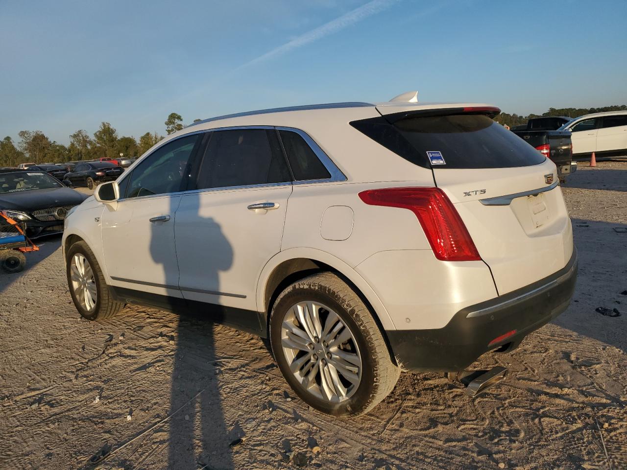 VIN 1GYKNERS7KZ198628 2019 CADILLAC XT5 no.2