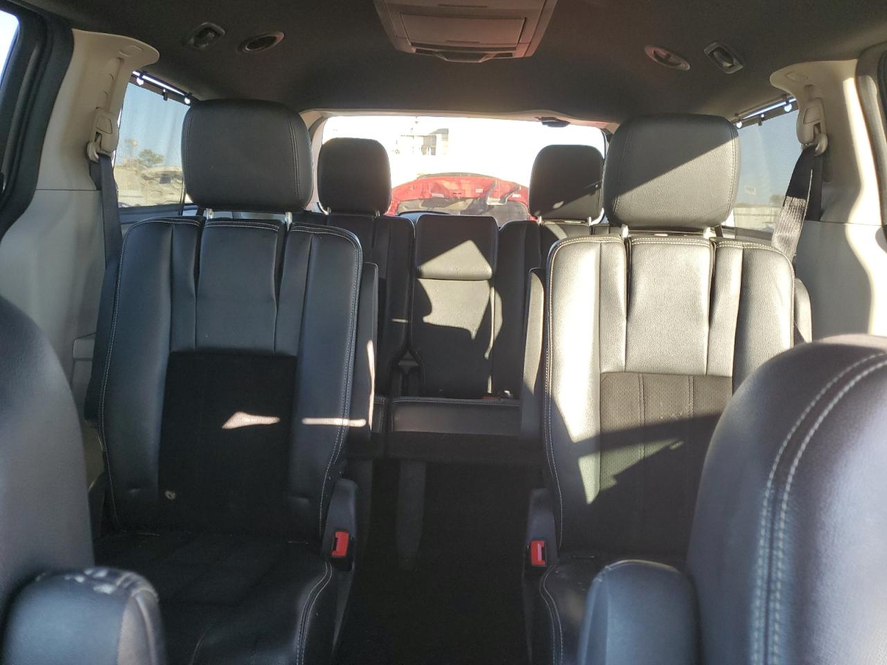 2017 Dodge Caravan - Image 10