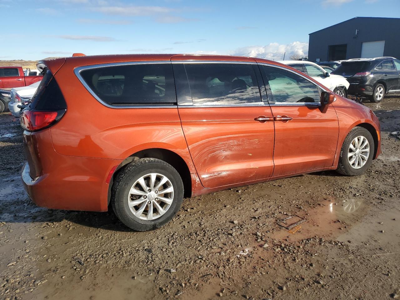 VIN 2C4RC1FG0JR175574 2018 CHRYSLER PACIFICA no.3