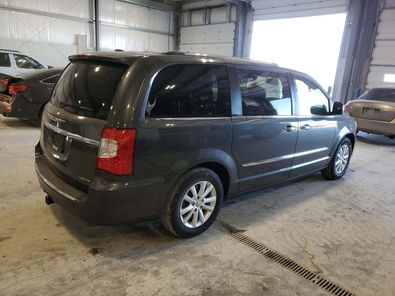2016 Chrysler Town & Country - Image 3