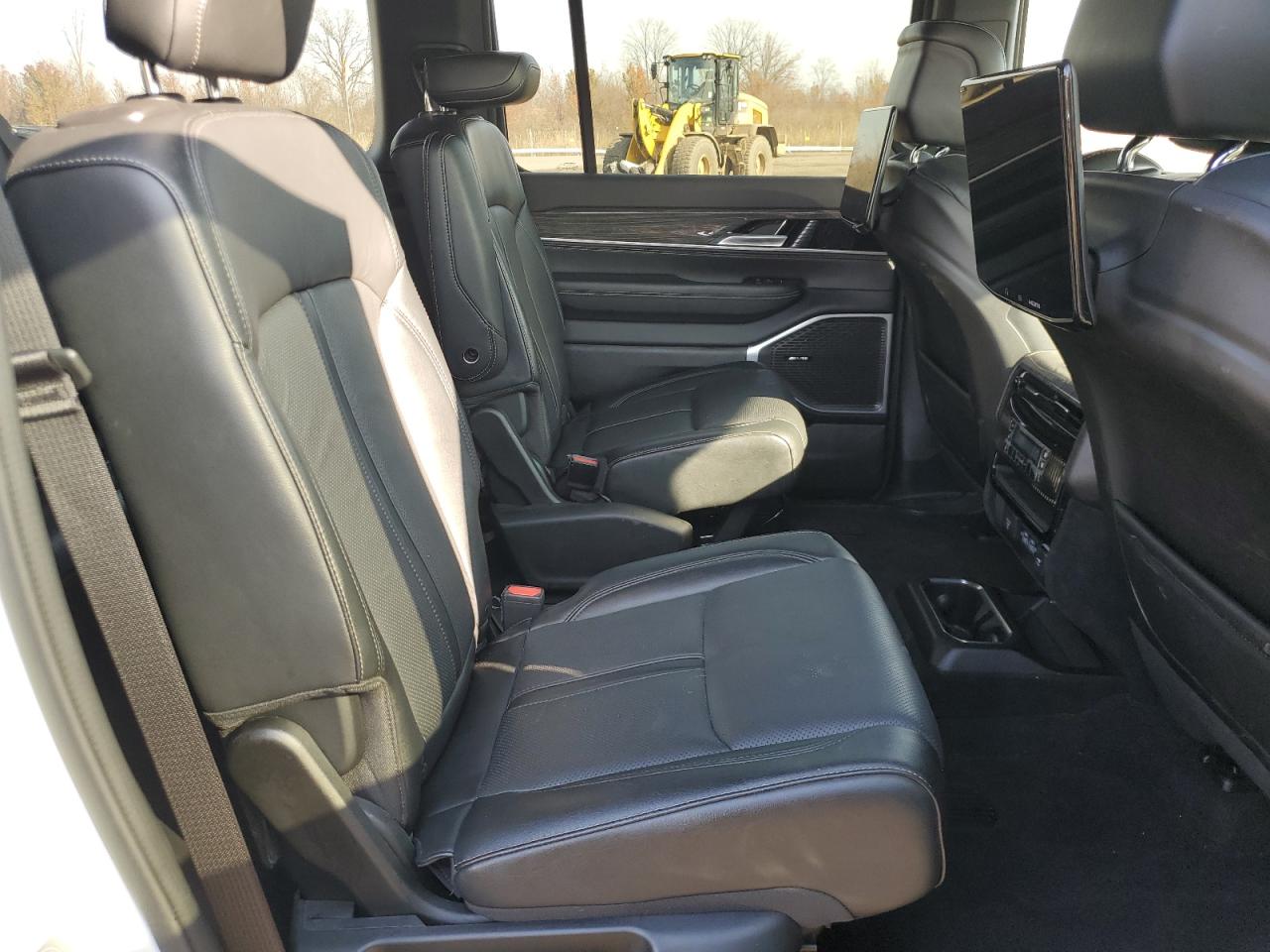 2022 Jeep Grand Wagoneer - Image 11