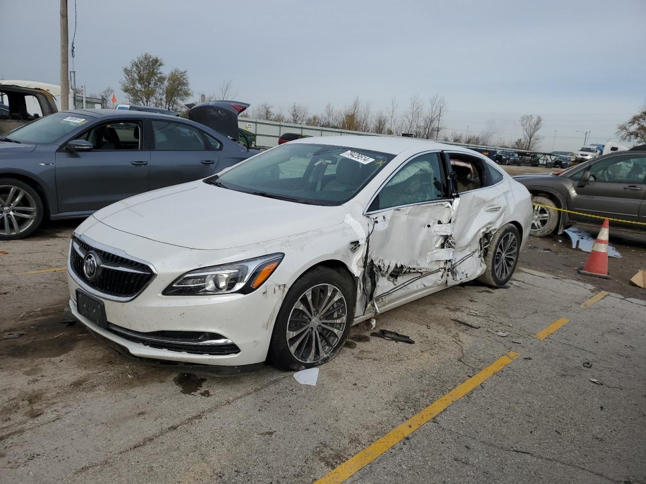 2017 Buick Lacrosse Essence de vânzare în Dyer, IN - Front End