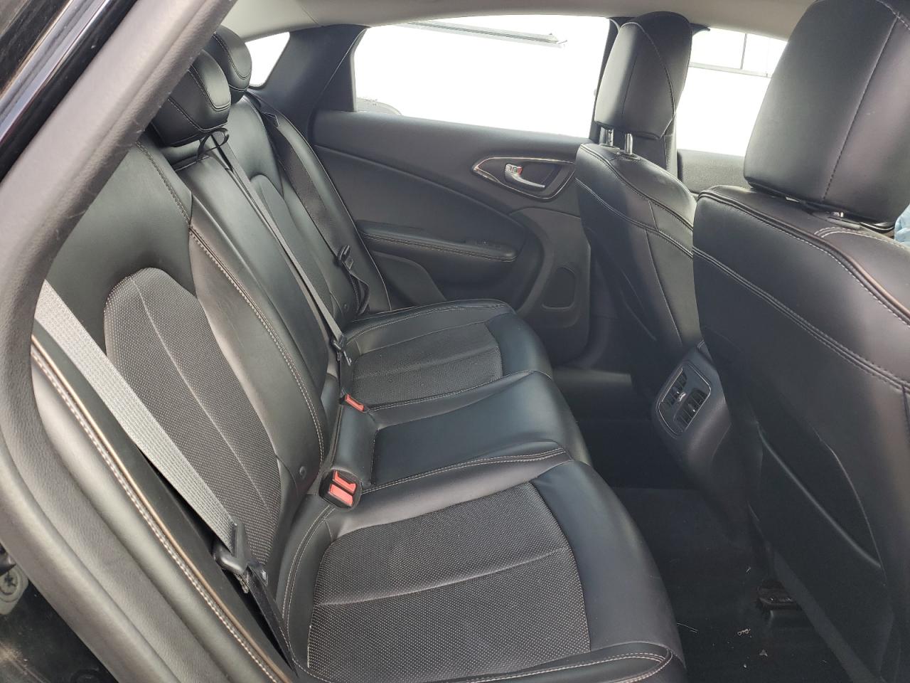 2015 Chrysler 200 - Image 10