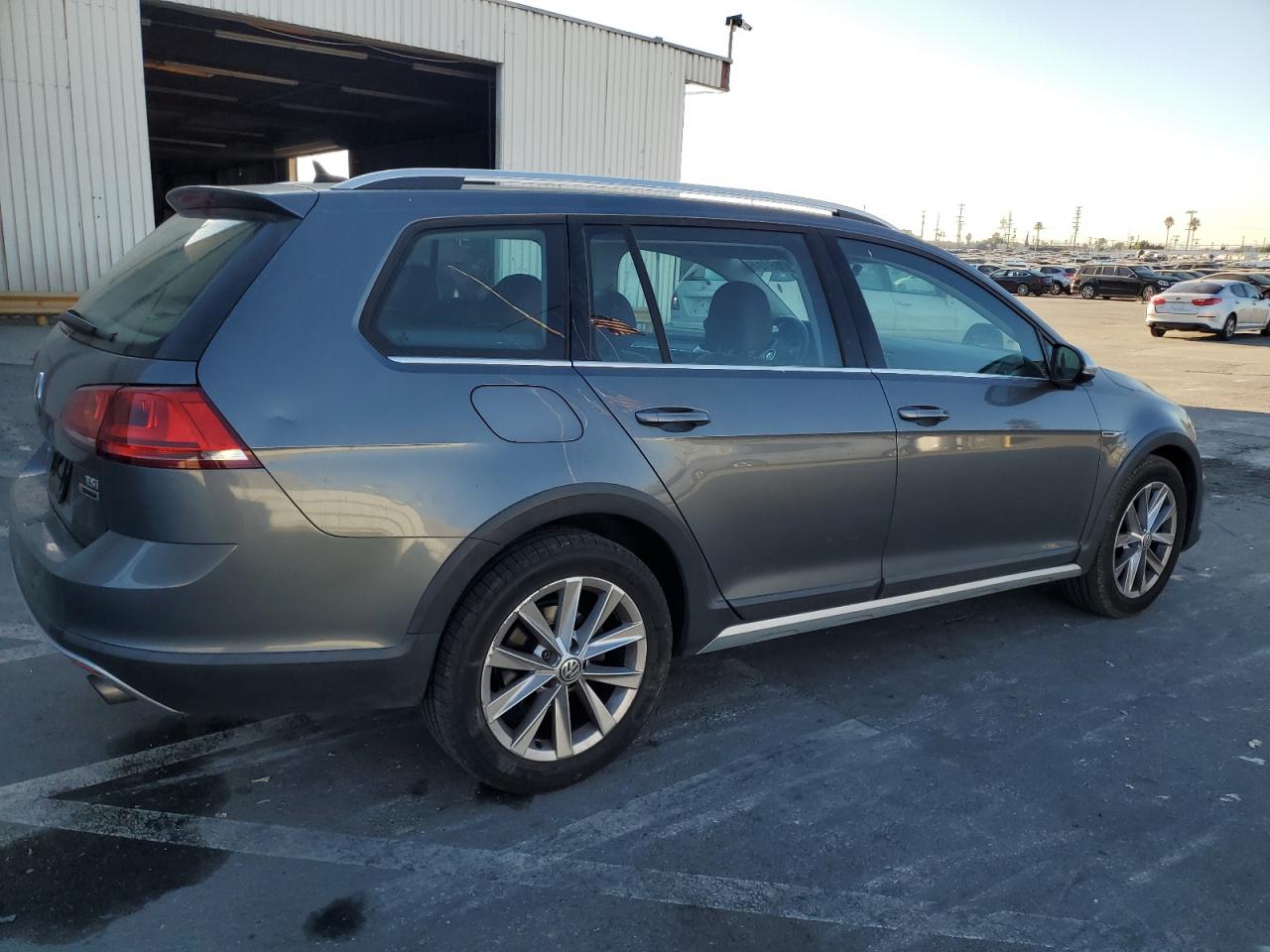 2017 Volkswagen Golf - Image 3