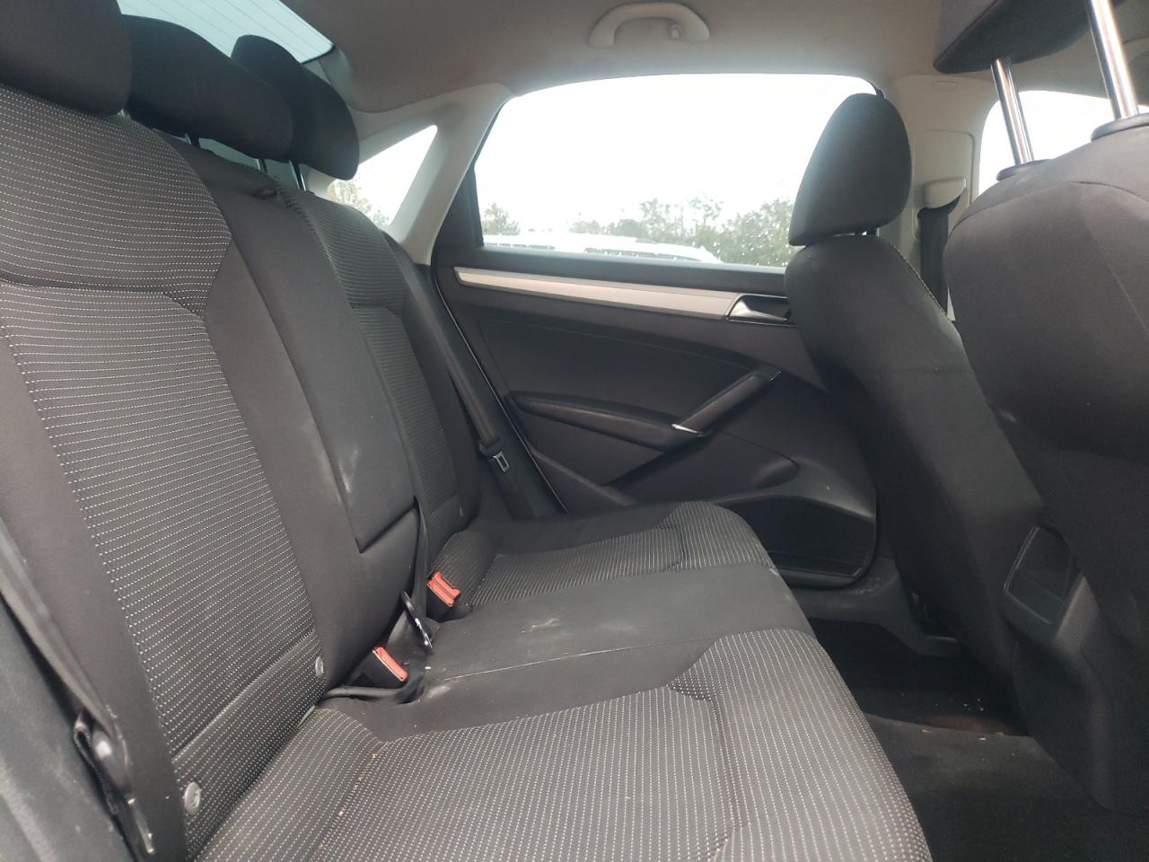 2017 Volkswagen Passat - Image 10