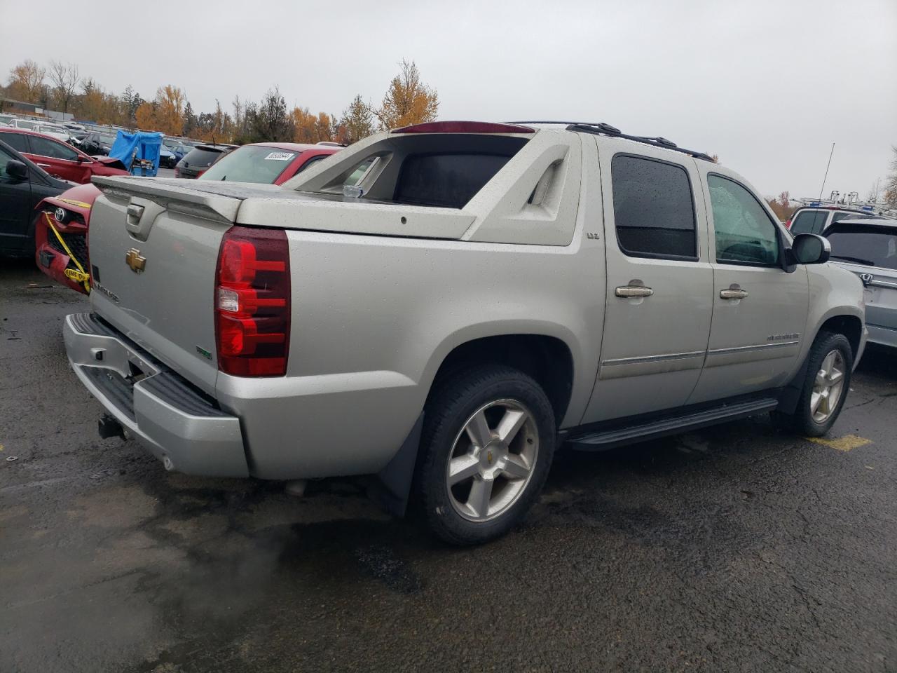 2011 Chevrolet Avalanche - Image 3
