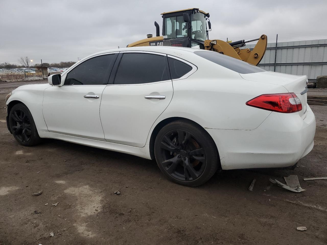 2011 Infiniti M - Image 2