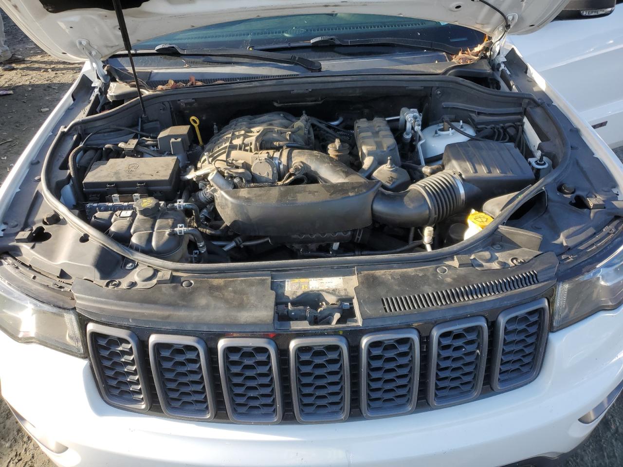 2017 Jeep Grand Cherokee - Image 12