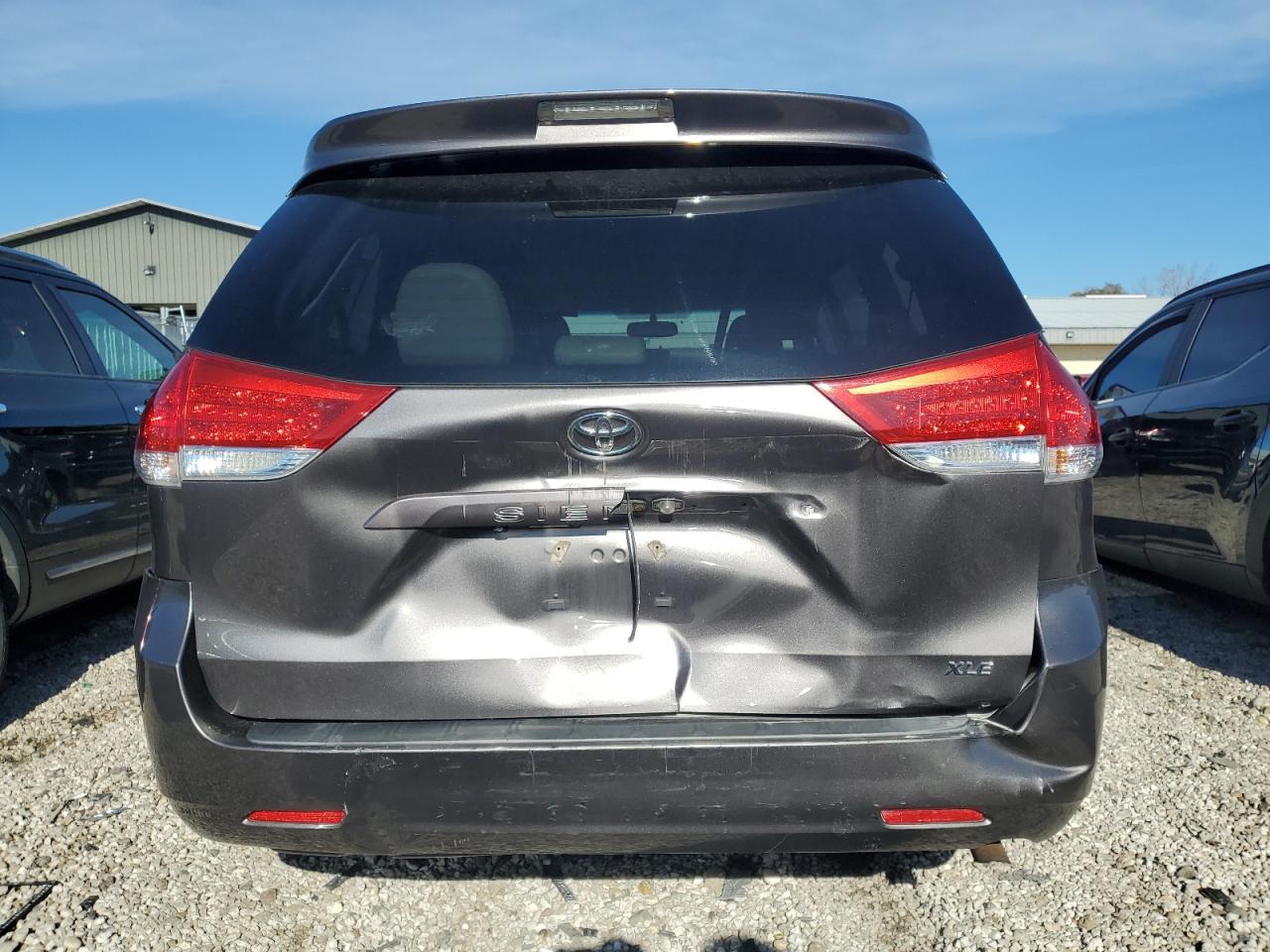 2011 Toyota Sienna - Image 6