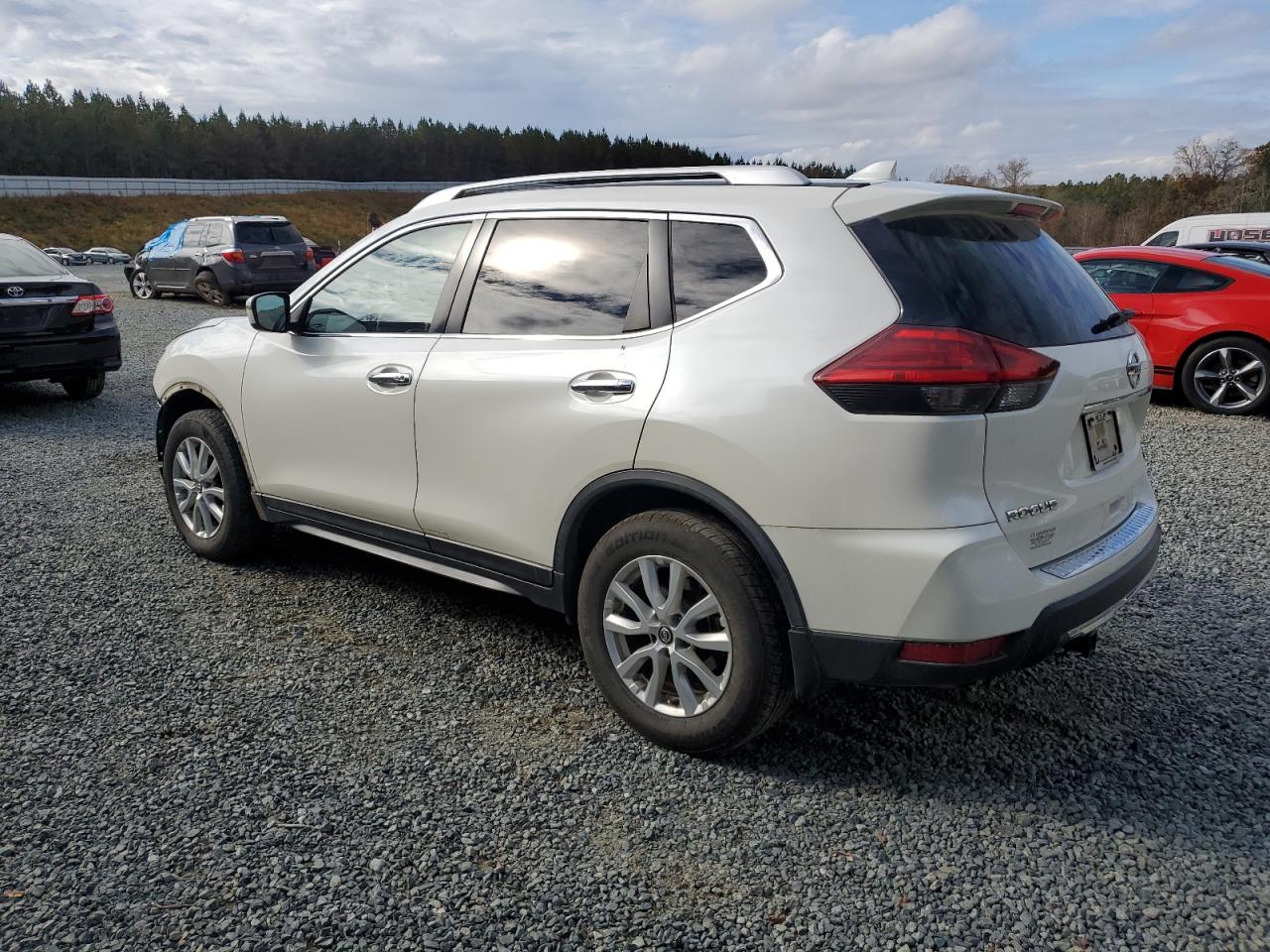 2017 Nissan Rogue - Image 2