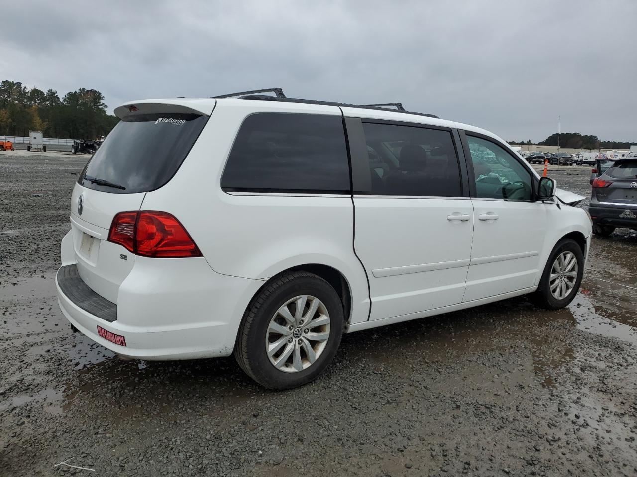 2014 Volkswagen Routan - Image 3