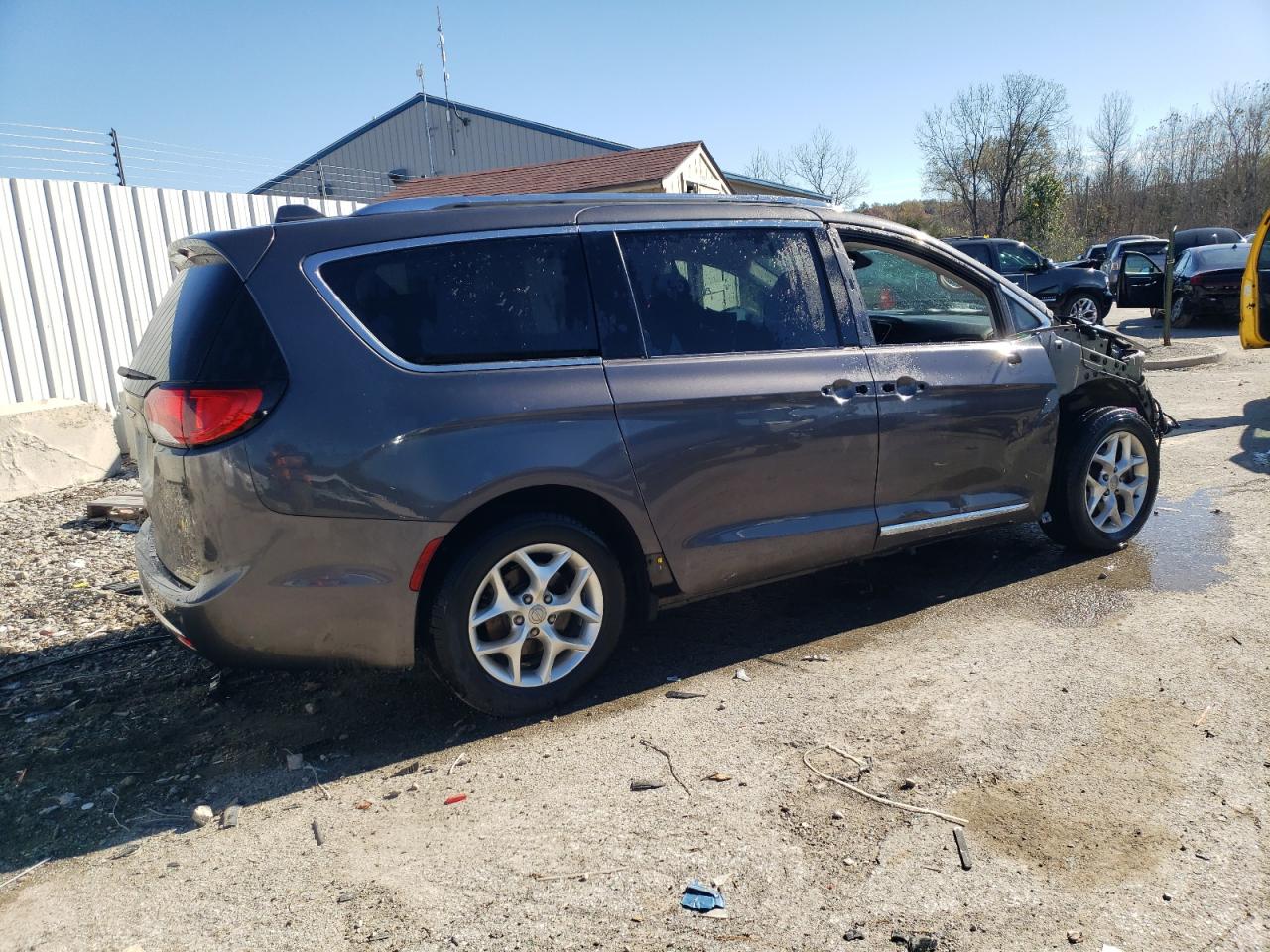 2017 Chrysler Pacifica - Image 3