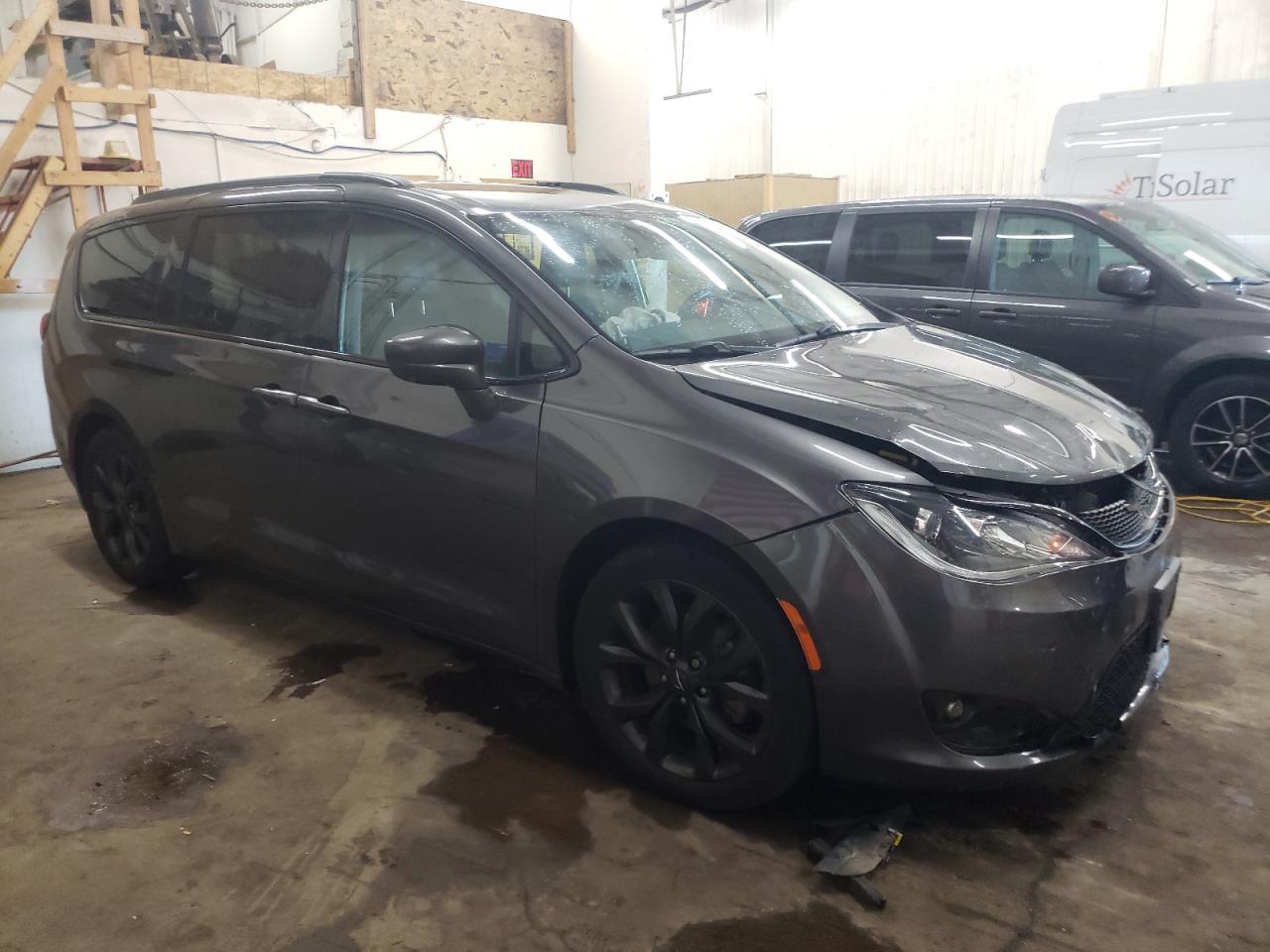 2018 Chrysler Pacifica - Image 4