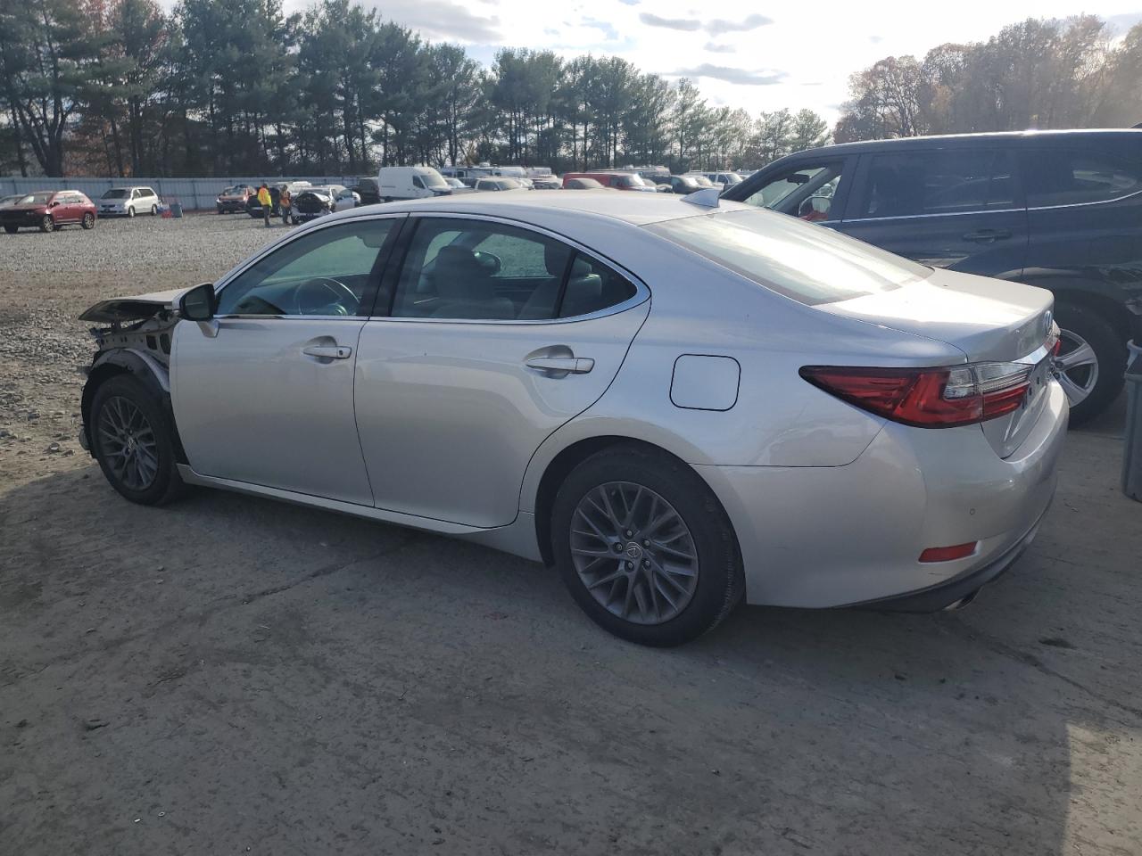 2018 Lexus ES - Image 2
