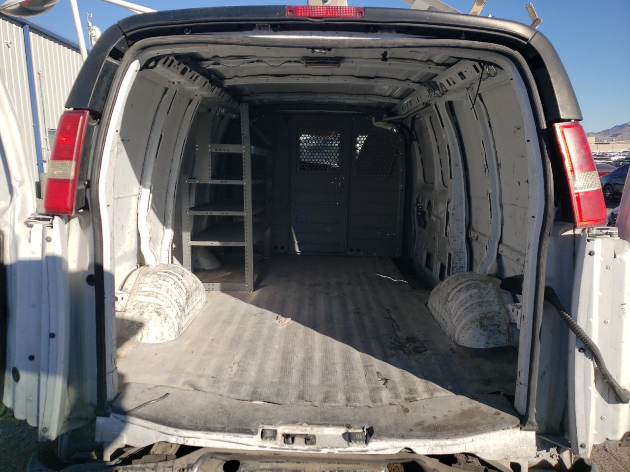 2010 Chevrolet Express - Image 10