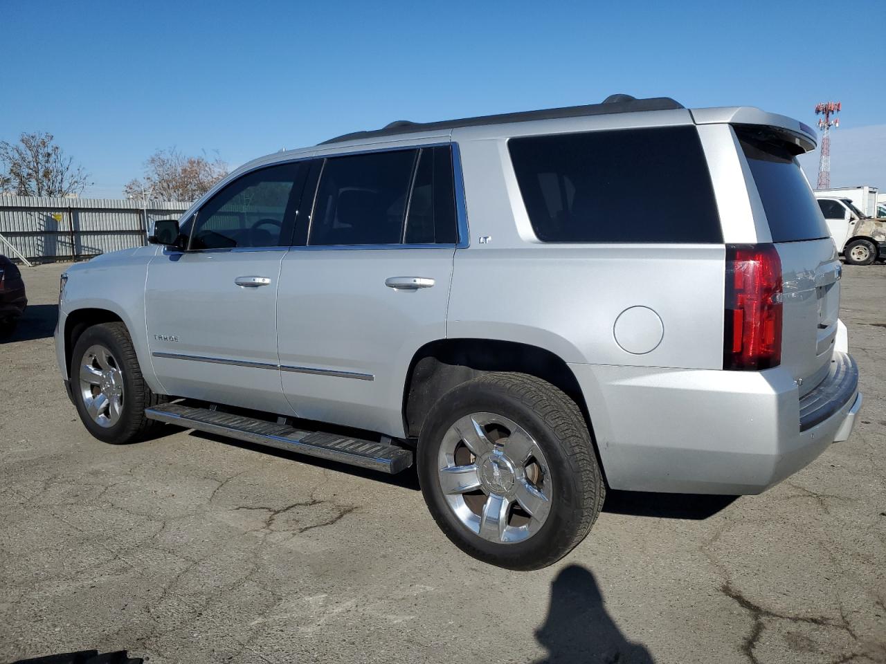 VIN 1GNSCBKCXJR373845 2018 CHEVROLET TAHOE no.2