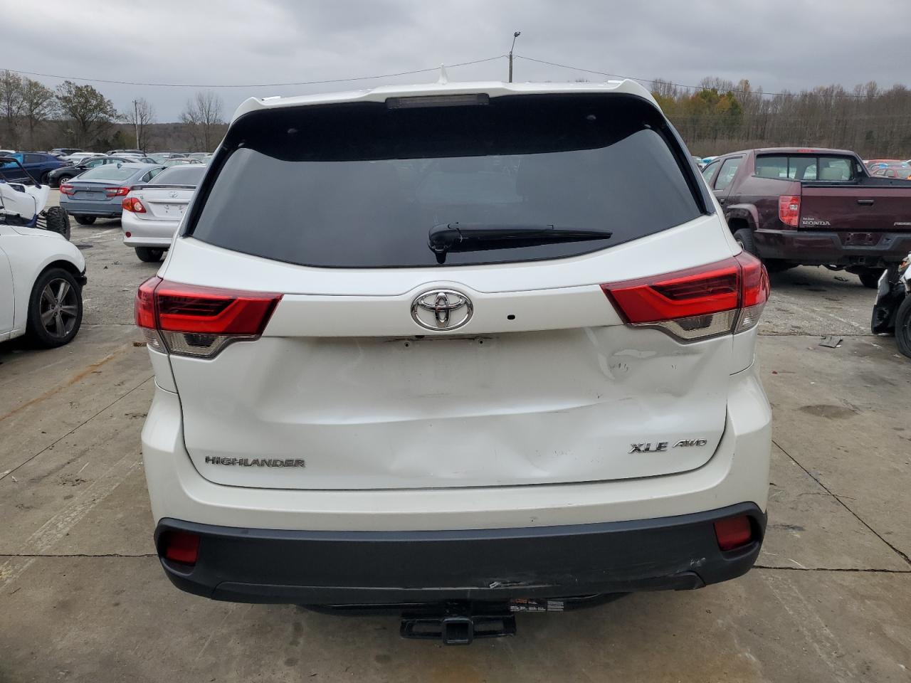 2017 Toyota Highlander - Image 6