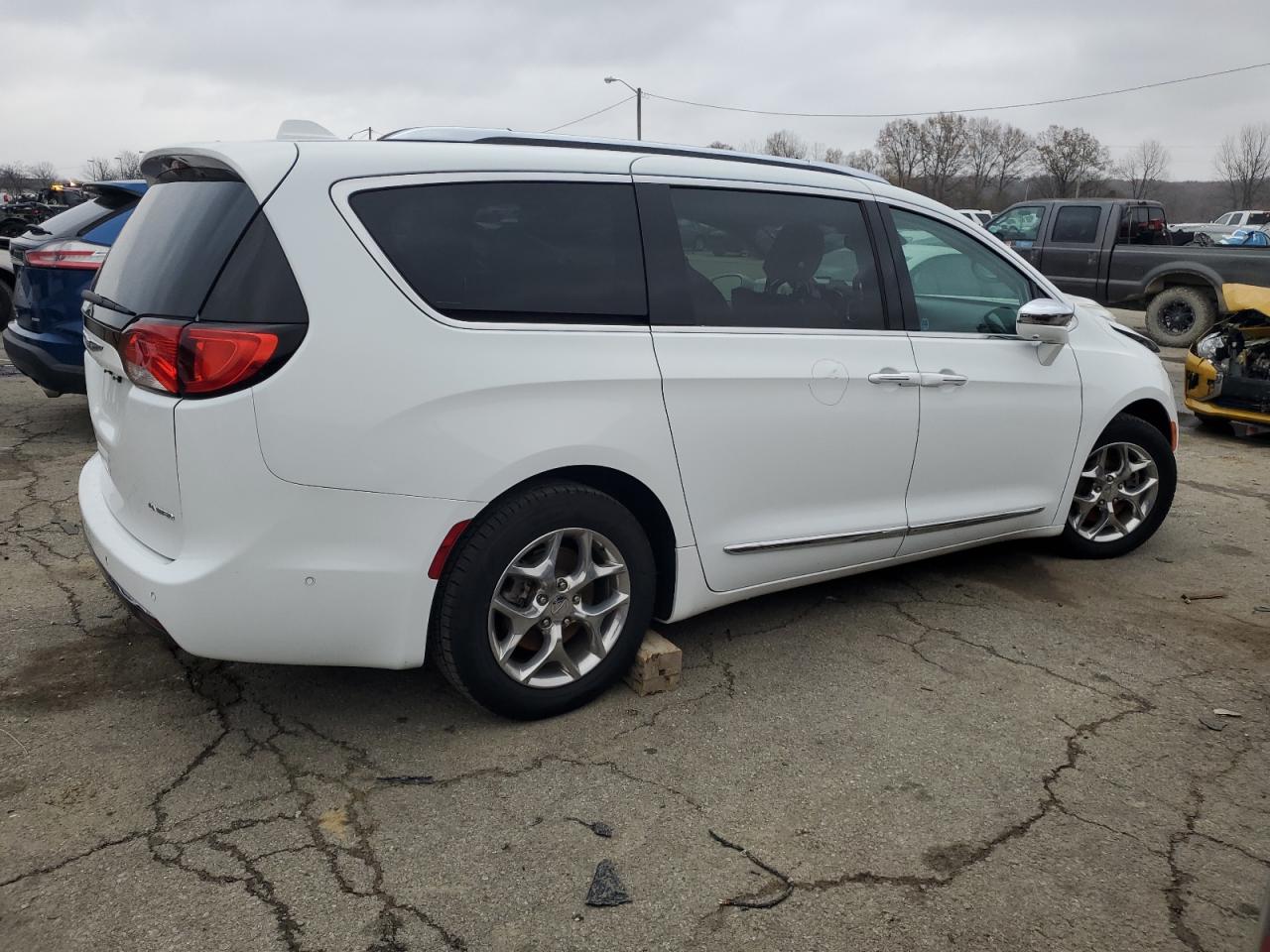2017 Chrysler Pacifica - Image 3